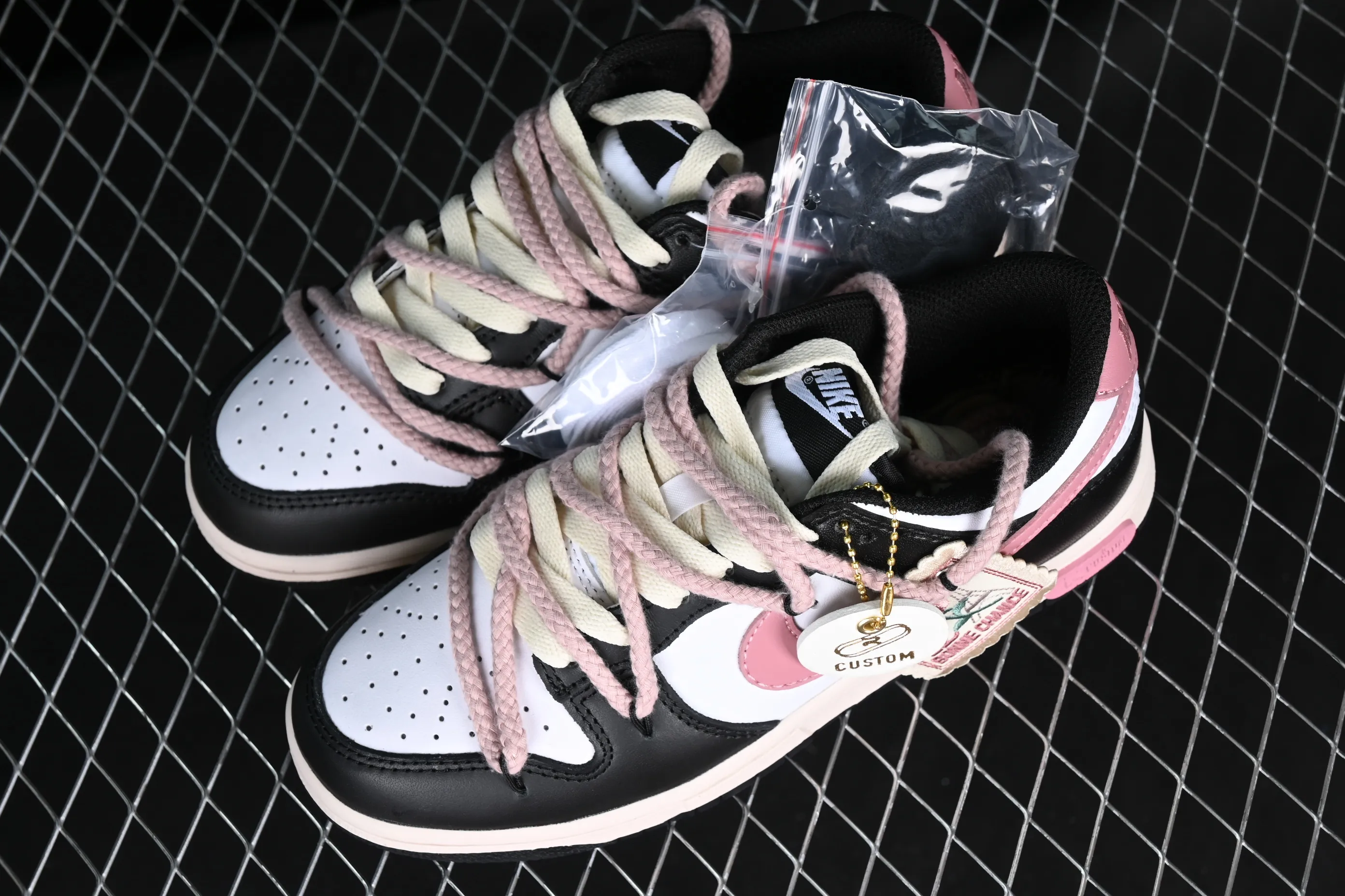 All Categories Nk SB Dunk Series Nk SB Dunk Low Low-top sneakers Nk Dunk Low Black Rose Thoughts Cloth patch Rope shoelaces Girls Sweet cool style SB strap low-top casual sneakers CW1590-100